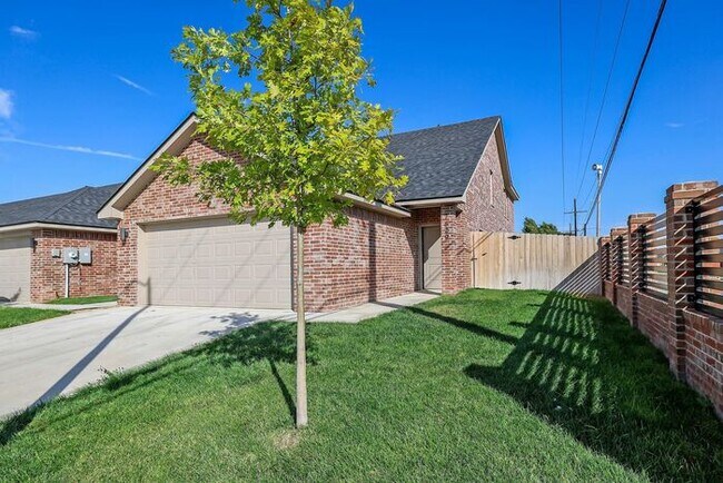 Foto del edificio - 7626 Woodford Ave