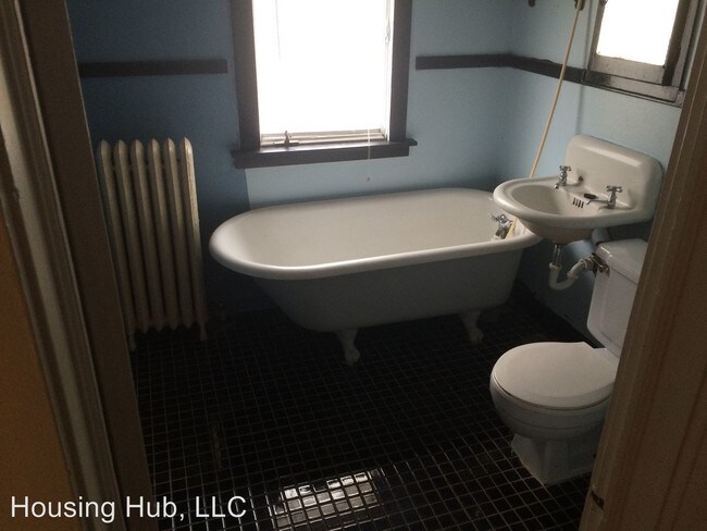 Building Photo - 893 Fry St