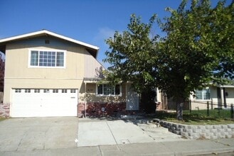Building Photo - 912 Gateway Dr