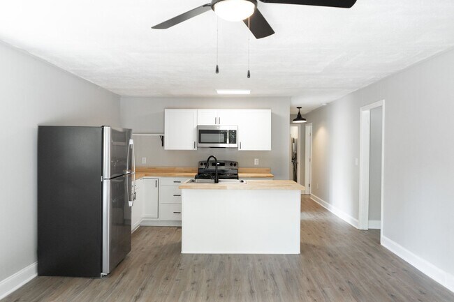 Building Photo - Downtown Aiken Home