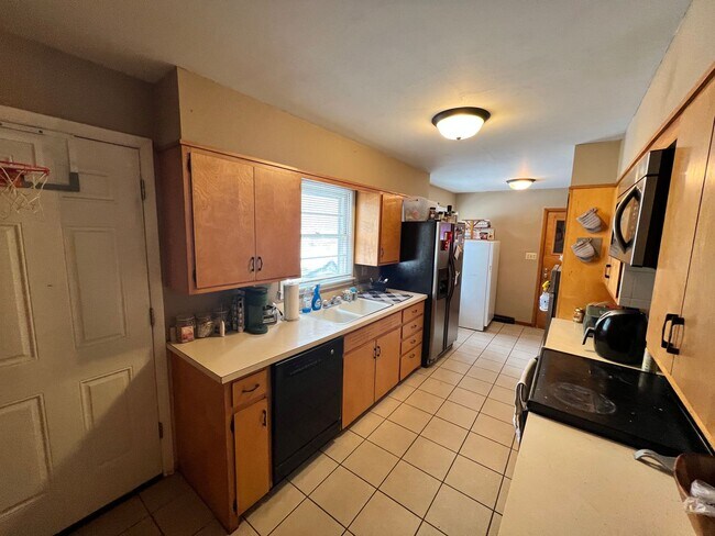 Building Photo - Pre-Leasing for 24/25 School Year
