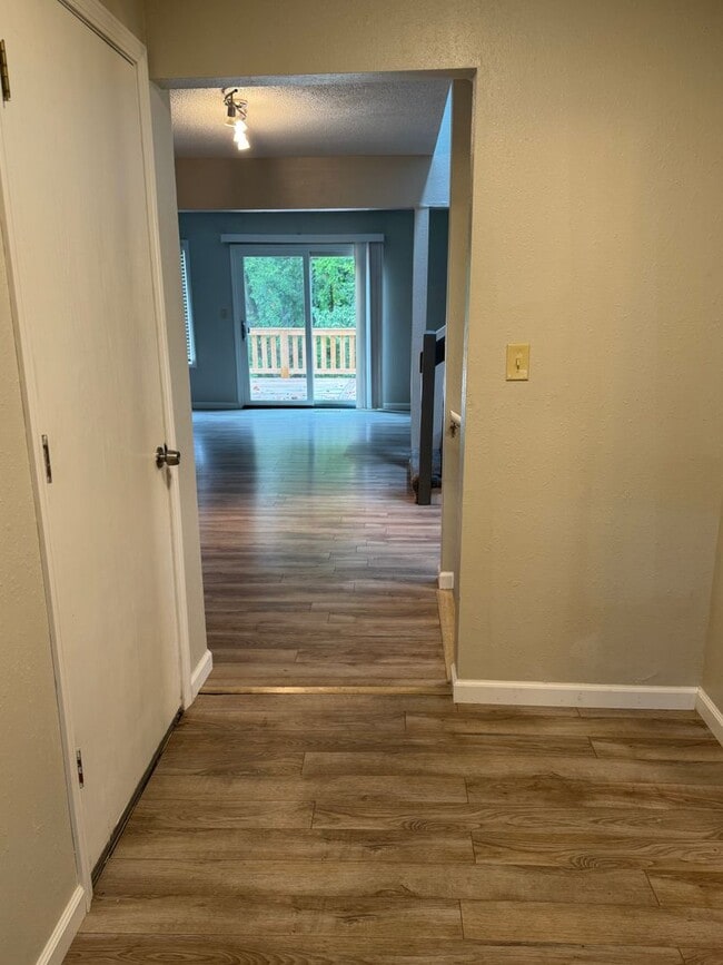Building Photo - 4 bed 3.5 bath duplex