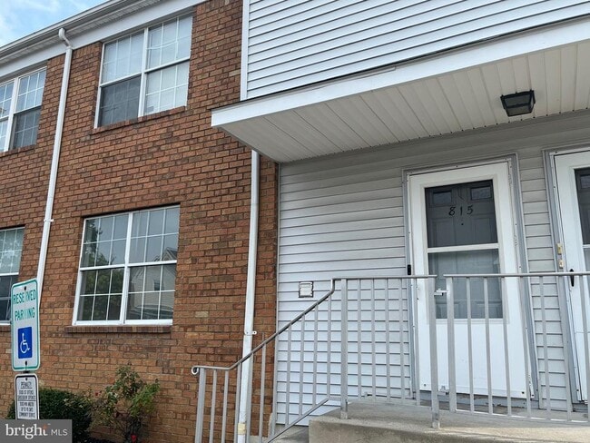 Building Photo - 815 Woodchip Rd
