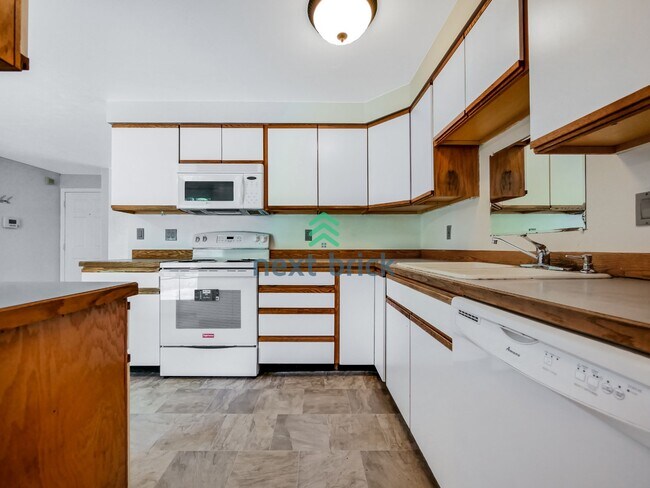 Foto del edificio - 3 BED & 2 BATH SINGLE FAMILY HOUSE FOR RENT