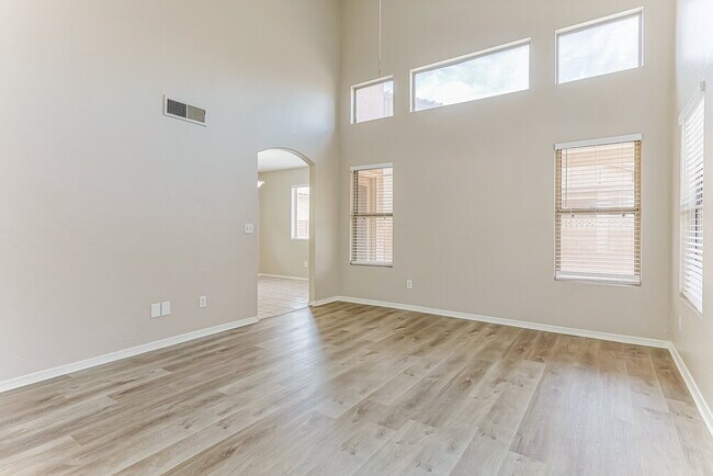 Foto del edificio - 8802 E University Dr