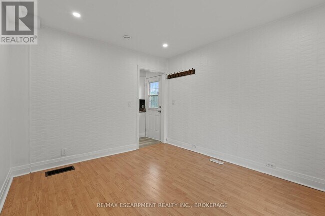 Building Photo - 15 McCormick St