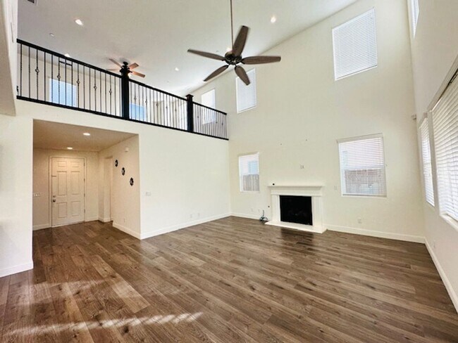 Foto del edificio - $2,995 Clovis 4 Bedroom, Solar, Bullard & ...