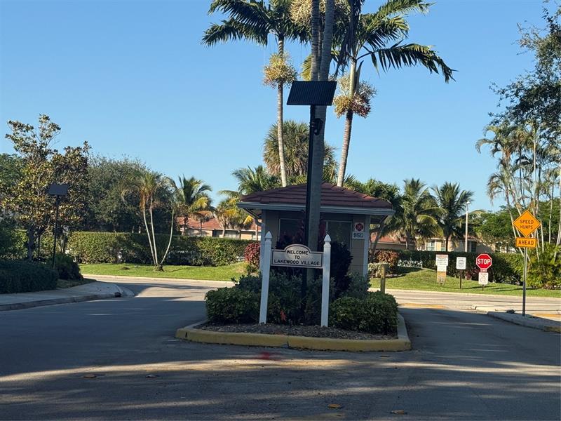 Foto principal - 9930 Twin Lakes Dr