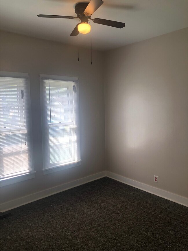 Foto del edificio - Lots of Space & Central Location