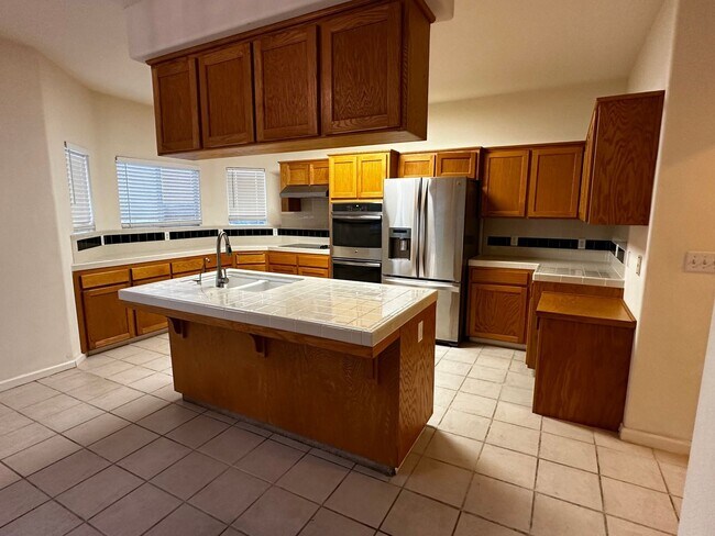 Foto del edificio - 5 Bedroom Single Family Home in Fresno