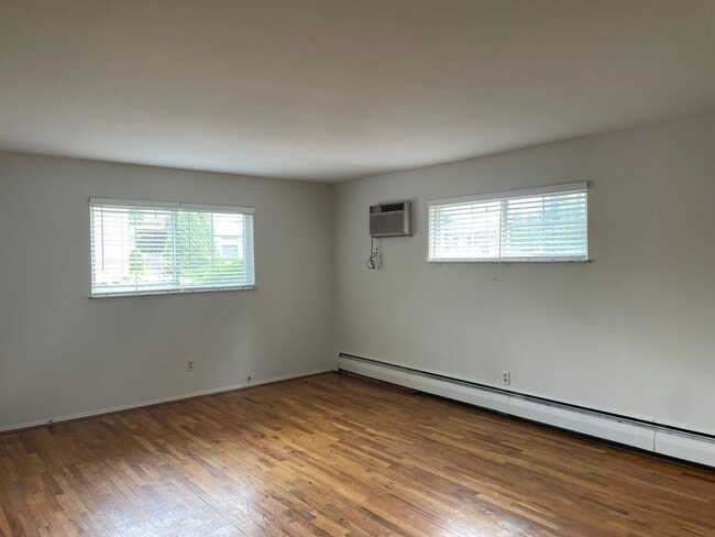 Photo - 2 BR IN HYDE PARK WITH OFF STREET PARKING Apartment