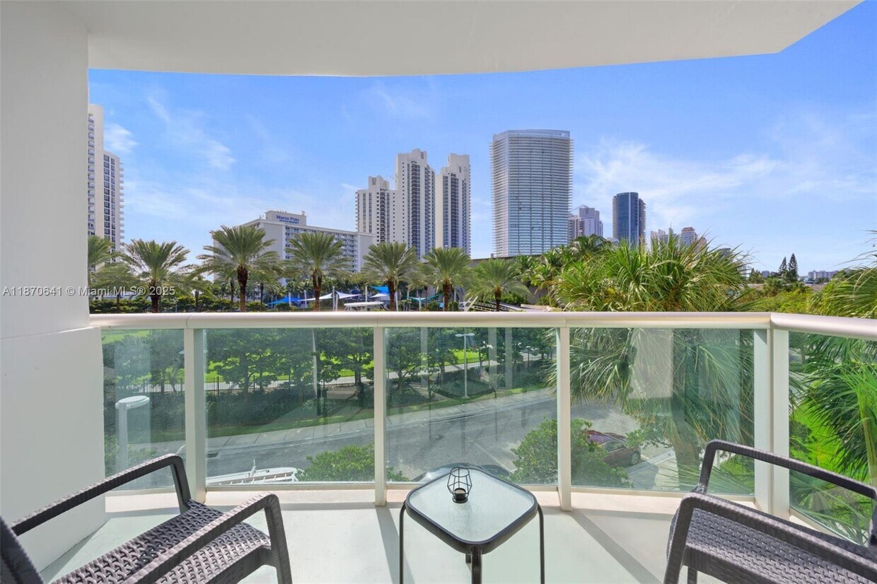 Foto principal - 19370 Collins Ave