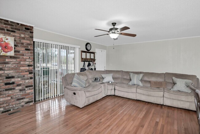 Building Photo - Rental home available on over 2 acres of land!