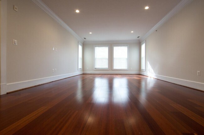 Living area viewed from Kitchen island - 900 N Washington St