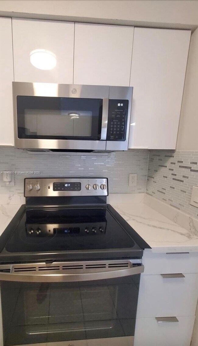 Foto del edificio - 17150 N Bay Rd