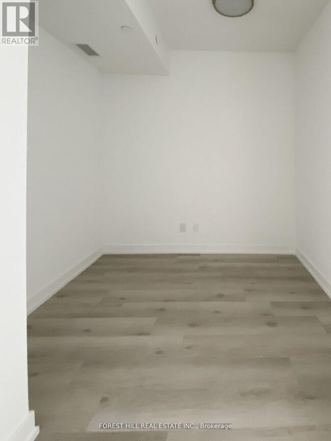 Photo du bâtiment - 2000 Bathurst St