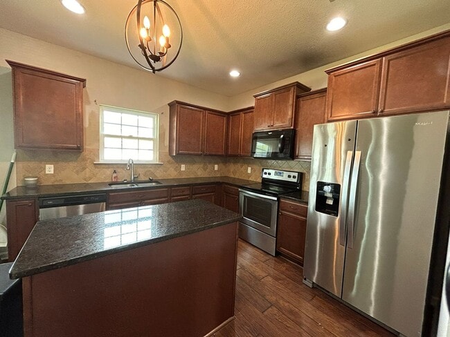 Building Photo - 651 Red Oak Ln