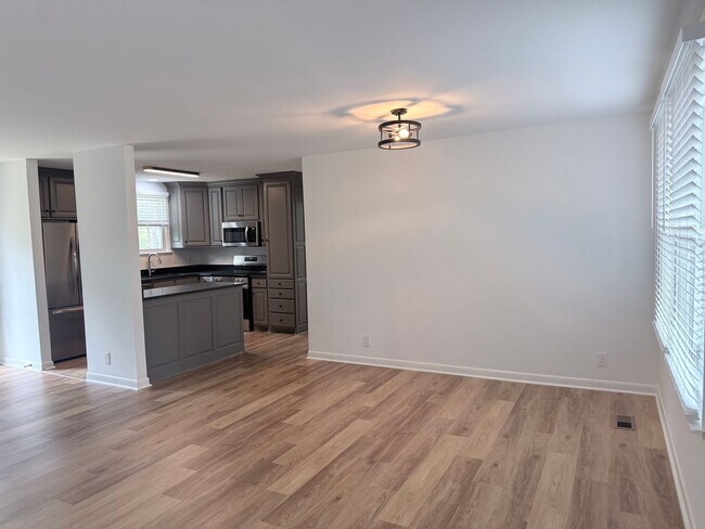 Foto del edificio - 4 bedroom/ 2 full bath in Brentwood/ a rare find