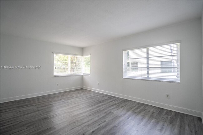 Building Photo - 1011 Bay Dr