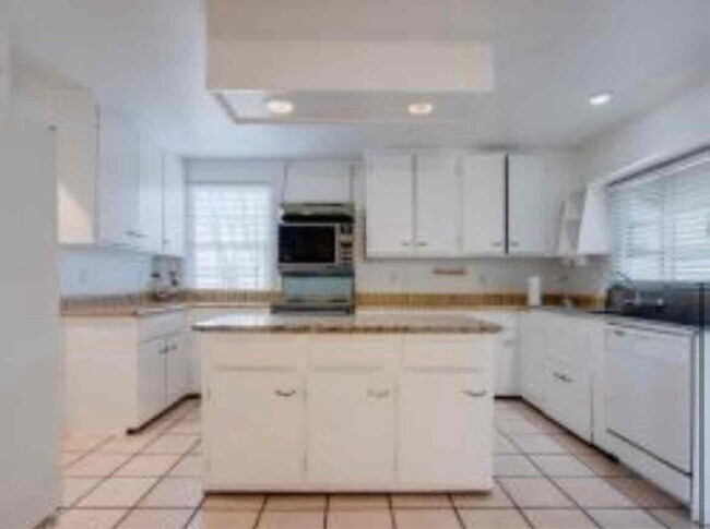 Building Photo - 685 Harding Pl