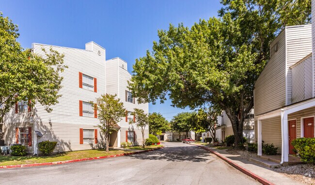 Building Photo - Broadway Oaks Apartment Homes