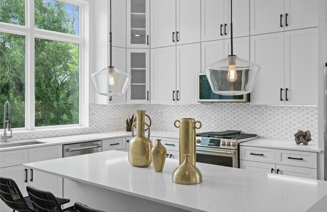 Foto del edificio - 5706 Fairdale Ln