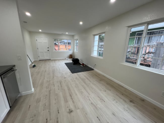 Building Photo - 400 Calle Del Monte