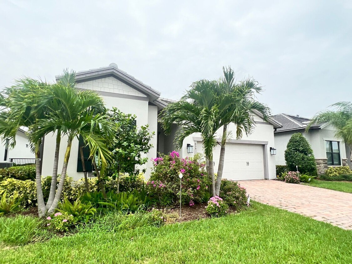 Foto principal - STUNNING LAKEFRONT 3 BEDROOM, 2.5 BATH HOM...