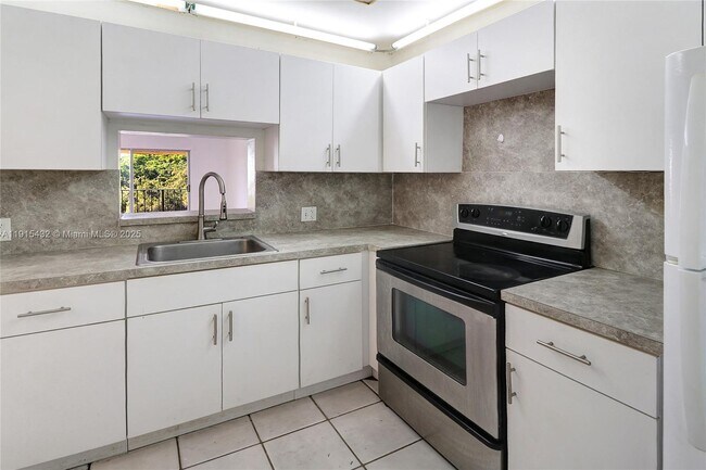 Foto del edificio - 11905 NE 2nd Ave