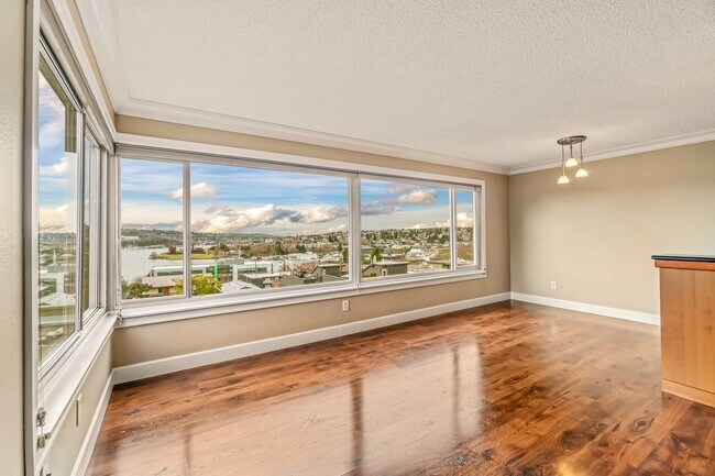 Foto del edificio - 1 Bedroom 1 Bathroom Eastlake Condo W/ Stunning Views