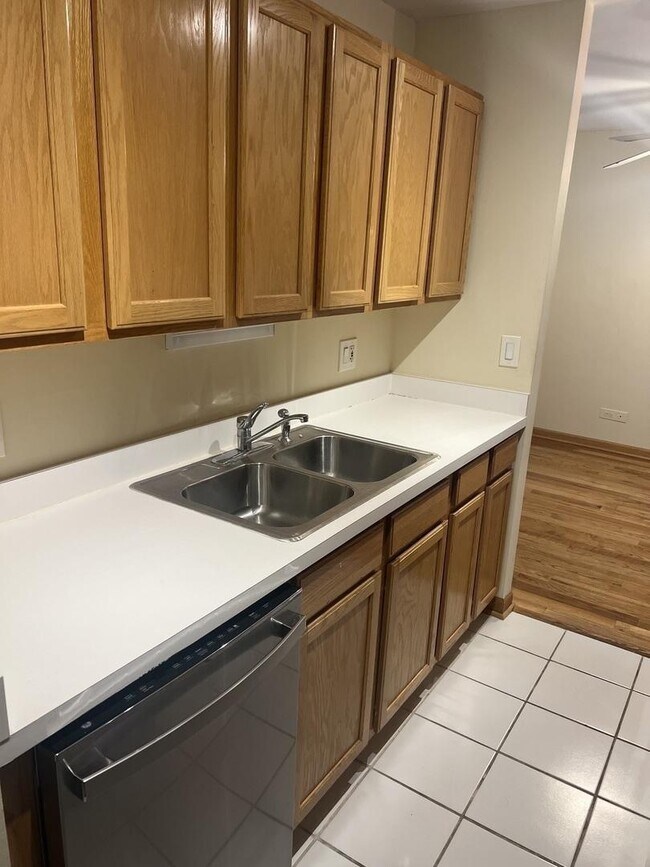 Foto del edificio - 1043 S York Rd