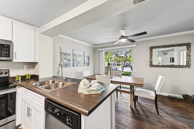 Foto del edificio - Hidden Hills Condominium Rentals
