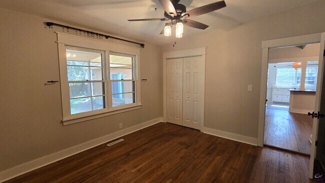 Foto del edificio - 204 Springdale Dr