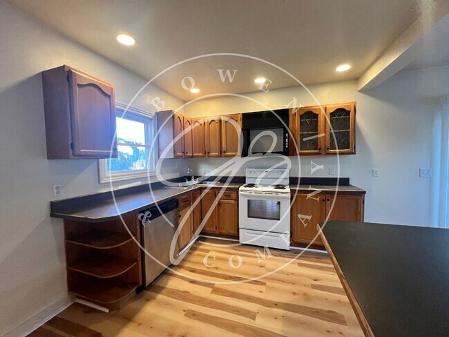 Building Photo - 3-Bedroom Home in West Toledo with spacious kitchen.