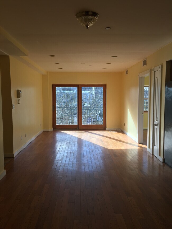 Living Room - 977 E 12th St
