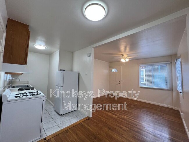 Foto del edificio - 5046.5 Muir Ave