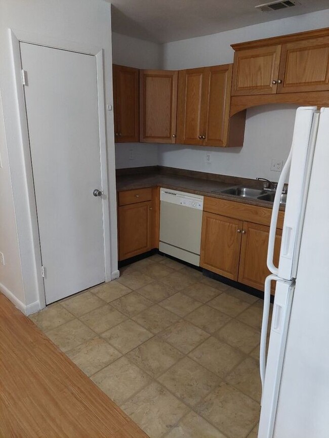 Building Photo - 3bedrooms 2 baths condo in Palms West Avai...