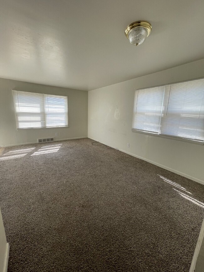 Building Photo - 2-Bedroom, 1 Bathroom Apartment Available ...