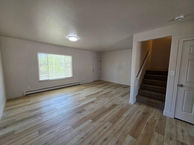 Building Photo - 3 Bed 2 1/2 Bath in Fruitvale