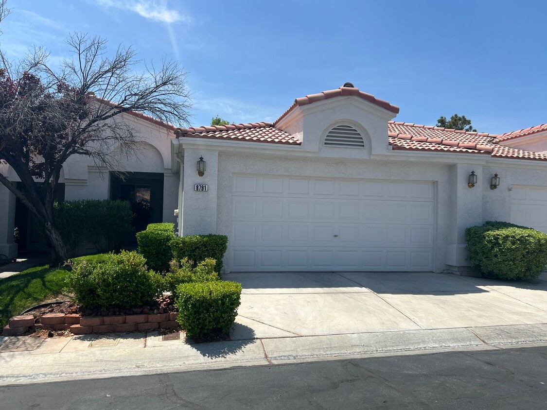Foto principal - One-Level Townhouse off of Tropicana/Durango