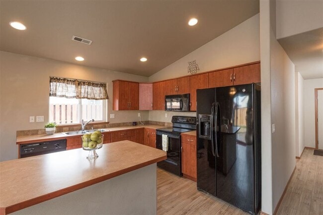 Building Photo - Charming and Bright 3 Bed, 3 Bath Home in ...
