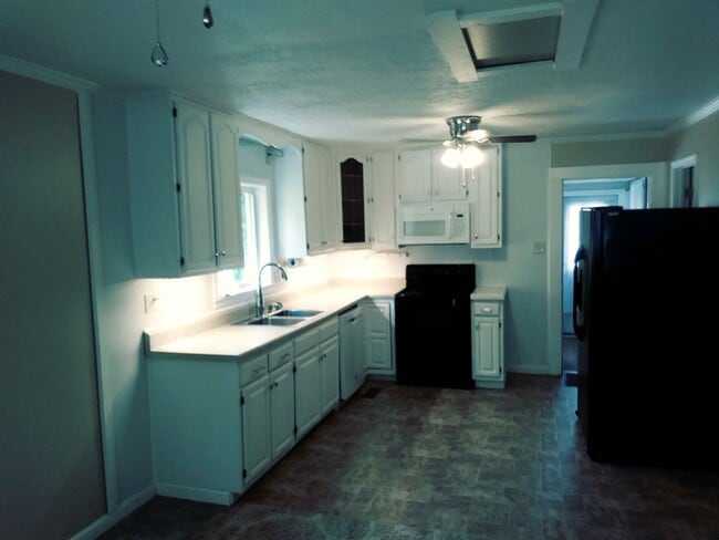 Building Photo - Adorable 2 Bed/1 Bath Single Story Home - Statesville - Covered Front Porch - Back Deck - Washer/...