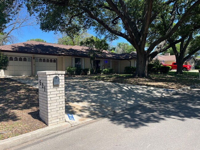Building Photo - 621 Balfour Dr
