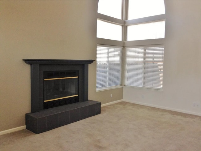 Building Photo - 3 Bedroom Home in Hollister