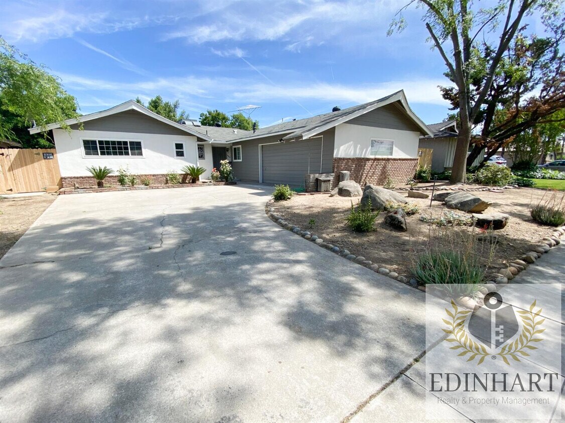 Primary Photo - 3964 N Tollhouse Rd