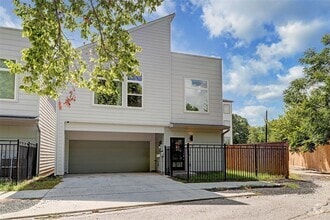Building Photo - 2404 Maxroy St