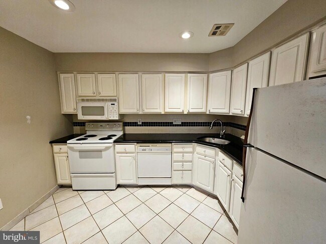Building Photo - 4000 Gypsy Ln