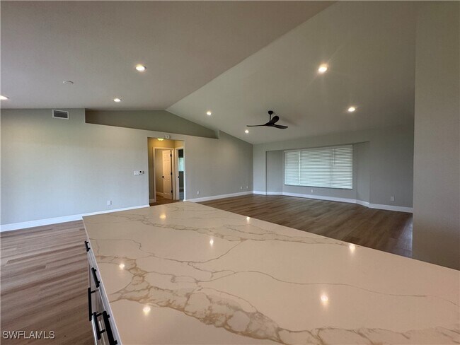 Foto del edificio - 2211 SW 14th Pl