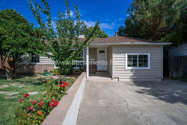 Building Photo - Charming 3bd/2ba House near Sutterville & ...