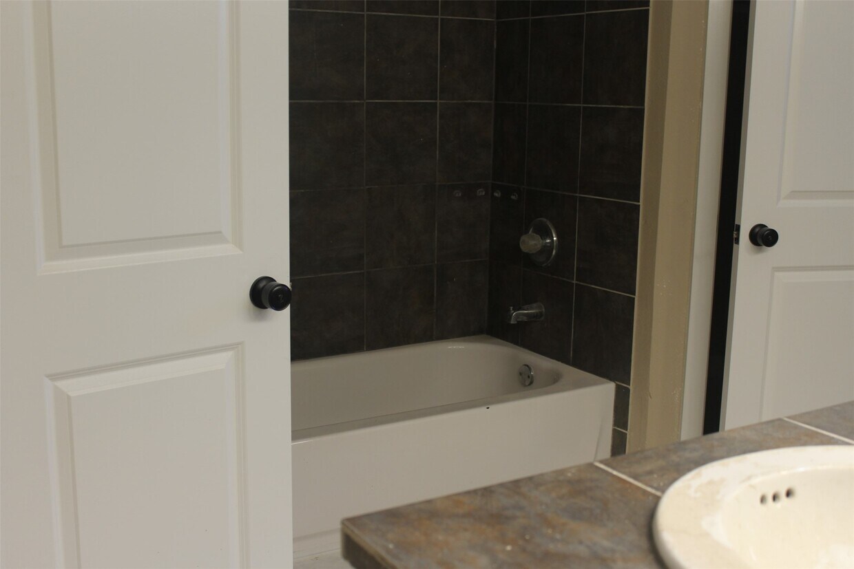 Foto del edificio - 4920 Deerwood Cir